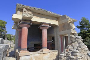 Sitio arqueológico minoico de Knossos. Piscinas lustrales del norte. Entrada norte del palacio. Según A. Evans, este edificio se utilizaba en ceremonias de purificación y por eso llamó a este lugar “Piscinas lustrales”. Knossos, Creta.