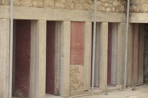 Sitio arqueológico minoico de Knossos. Ala oeste junto al "santuario tripartito". Sala con dos grandes depósitos rectangulares hundidos en el suelo. Estaban llenos de vasijas de barro y objetos valiosos entre los que se encontraban las famosas estatuillas 