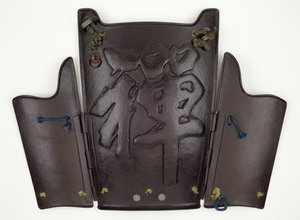 Peto y dos placas laterales de una armadura estilo yukinoshita-do de cinco secciones con diseño en relieve del carácter 