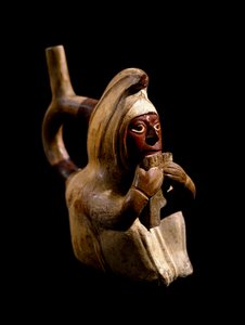 Arte precolombino, civilización Mochica: vaso antropomorfo representando a un jugador de flauta de pan de Moche Moche