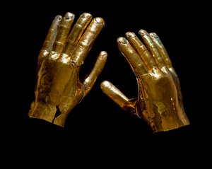 Arte precolombino, cultura mochica: manos funerarias de oro. 200-500 d.C. Lima, Museo del Oro, Perú