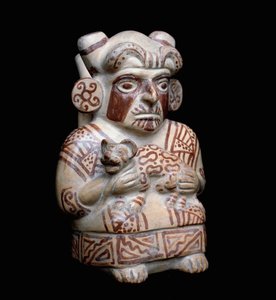 Arte precolombino, civilización mochica: un jefe mochica con un felino en sus brazos. Vaso de arcilla antropomorfo. 200 a.C.-700 d.C. Lima, Museo Nacional de Antropología y Arqueología, Perú de Moche Moche