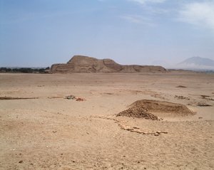 Vista del templo de ladrillo mochica (1983 - Fotografía)