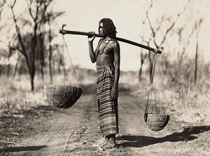 Construyendo un Imperio en la era fascista: mujer Cunama llevando agua, 09/05/1936 de Modestino Baldinetti