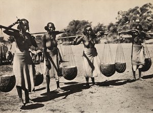 Construyendo un Imperio en la era fascista: mujeres Cunama llevando agua, 09/05/1936 (foto en b/n) de Modestino Baldinetti