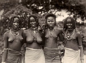 Construyendo un Imperio en la era Fascista: Chicas Cunaman, 09/05/1936 de Modestino Baldinetti