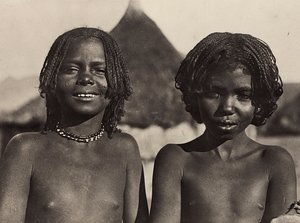 Construyendo un Imperio en la era fascista: niñas Maria en Eritrea, 09/05/1936 (foto en b/n) de Modestino Baldinetti