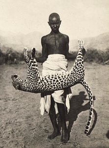 Construyendo un Imperio en la era fascista: indígena mostrando un leopardo, 09/05/1936