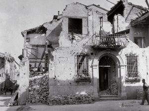 Los bombardeos de Sermide: una casa seriamente dañada durante la Segunda Guerra Mundial. Parte de la fachada se puede ver. de Modestino Baldinetti