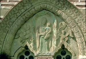 Madonna y el Niño, (detalle) de la ventana de la iglesia, construida entre 1413-17 de Morava School