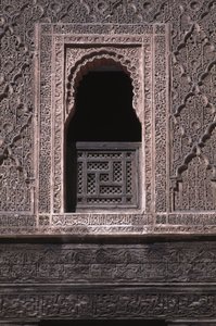 Vista de una ventana en el patio de la Medersa Ali ben Youssef, construida por los Saadíes en 1565