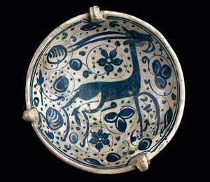 Arte mudéjar: copa de cerámica azul, decorada con un ciervo de Paterna, Manises (estilo hispano-morisco). Siglo XIV o XV. Museo de Cerámica de Barcelona, España de Mudejar School