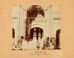 La puerta de la Safa, una de las fotos de La Meca y los Lugares Santos del Islam, c.1879-80 (impresión a la albúmina) de Muhammad Sadiq Bey