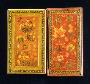 Un par de estuches de espejo de la dinastía Safavid, pintados con diseños florales, uno con una abubilla posada, c.1671-2 de Muhammad Zaman