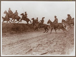 Lanceros de Hodsons Horse negociando una zanja de Mullick Photo House