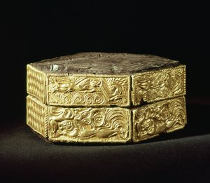 Pyxis hexagonal decorada con animales, de la Tumba V, Círculo de Tumbas A, Micenas