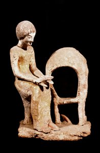 Arte micénico: figura femenina cerca de un horno sosteniendo un pan en la mano. Siglo XVI a.C. Estrasburgo, museo arqueológico de Mycenaean