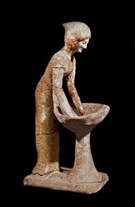 Arte micénico: figurilla de mujer moliendo harina. Siglo XVI a.C. Estrasburgo, museo arqueológico