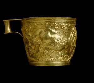 Arte micénico: copa de oro con representación de una escena de captura de toros del sitio de Vapheio de Mycenaean