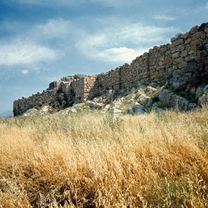 Arte micénico: vista de las ruinas del muro de la ciudad de Tirinto construida alrededor de 1200 a.C. Grecia de Mycenaean