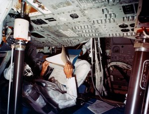 Un astronauta dentro de un módulo de comando de la NASA, años 1970