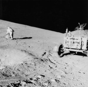 Astronauta David Scott b. 1932 en la pendiente de Hadley Delta durante el Apolo 15, 1971