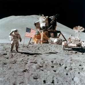 El astronauta James Irwin saluda en la Luna