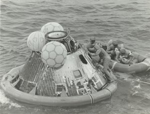 [Astronautas en bote salvavidas después del amerizaje del Apollo 11], 1969