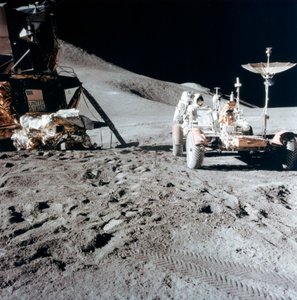 James Irwin 1930-1991 con el Vehículo de Exploración Lunar durante el Apolo 15, 1971