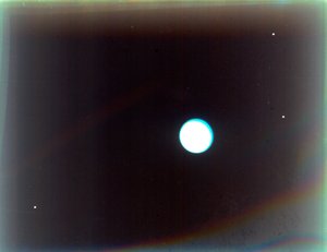 Urano con los satélites Miranda, Ariel y Umbriel, desde Voyager 2 de NASA Images