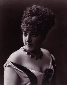 Retrato de mujer. Rostro de una mujer que lleva un escote y un collar con colgantes en forma de corazón. de studio of Nadar