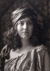 Lea Pirou con un turbante sosteniendo su cabello de Nadar