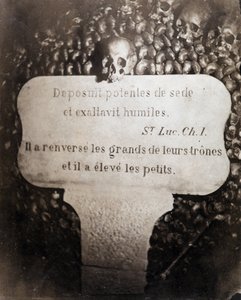 Los osarios de las catacumbas de París. Pedro con una cita del Capítulo 1 del Evangelio de San Lucas (Deposuit potentes de sede et exaltavit humiles. En francés: Derribó a los poderosos de sus tronos y exaltó a los humildes) de Nadar