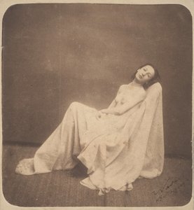 Modelo sentada, parcialmente cubierta de Nadar