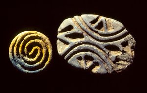 Se excavaron sellos de arcilla cocida en Catal Huyuk, en Anatolia central. de Nathan Benn