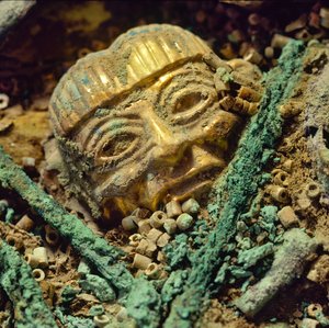 Cuenta de cabeza de oro enterrada en la tumba real moche del Viejo Señor de Sipán