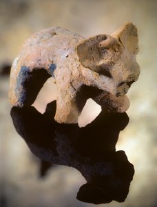 Escultura neolítica de arcilla de un mamífero con aspecto de elefante de Catal Huyuk