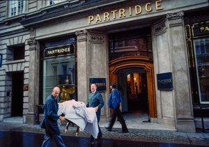 Fachada y escaparates de Partridge Antiques en Bond Street, Londres, Reino Unido de Nathan Benn
