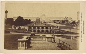[Vista larga exterior del edificio y los terrenos del Crystal Palace] de Negretti and Zambra
