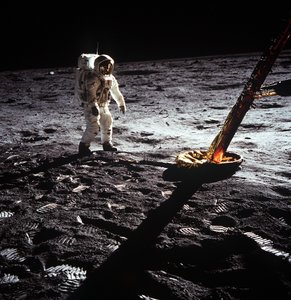 Buzz Aldrin junto a la pierna del Módulo Lunar, misión Apolo II, julio de 1969 de Neil Armstrong