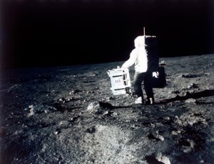 Buzz Aldrin realiza un experimento en la superficie lunar, misión Apollo II, julio de 1969 de Neil Armstrong