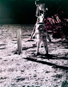 Buzz Aldrin despliega colector de viento solar en la superficie de la Luna, misión Apollo 11, julio 1969 de Neil Armstrong