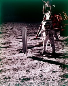 Buzz Aldrin despliega el colector de viento solar en la superficie de la Luna, misión Apollo 11, julio de 1969 de Neil Armstrong
