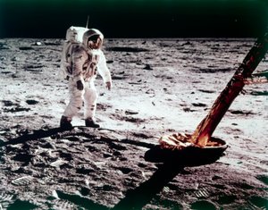 Buzz Aldrin cerca de la pata del módulo lunar en la Luna, misión Apollo 11 de Neil Armstrong