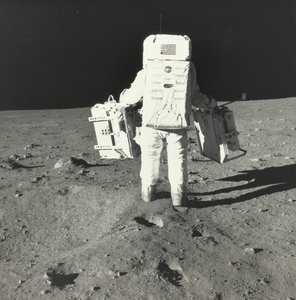 Buzz Aldrin en la Luna con componentes del paquete de experimentos científicos tempranos de Apollo, 1969
