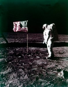 Buzz Aldrin junto a la bandera estadounidense en la superficie de la Luna, julio de 1969 de Neil Armstrong