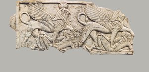 Placa de mueble tallada en relieve con dos esfinges con cabeza de halcón pisoteando cautivos, c.9th-7th siglo a.C. (marfil)