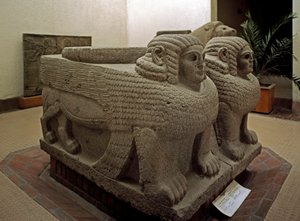 Arte neo-hitita: base de columna en basalto decorada con esfinge. del sitio de Samal (actual Sam