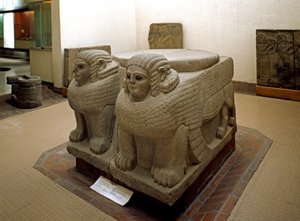Arte neo-hitita: base de columna en basalto decorada con esfinge de Neo Hittite