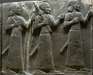 Relieve que representa a funcionarios de la corte hitita, de Turquía